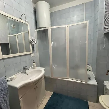 Petrocelli 364 Apartment *